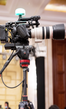 拍摄完成后，需要进行后期制作，包括剪辑,配音,配乐等！