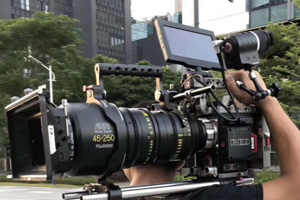 在此分享一些晚会摄像的经验，祝您打造一台出色绚丽的晚会视觉盛典。